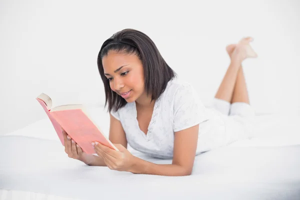 Geconcentreerde jonge model lezen van een boek — Stockfoto