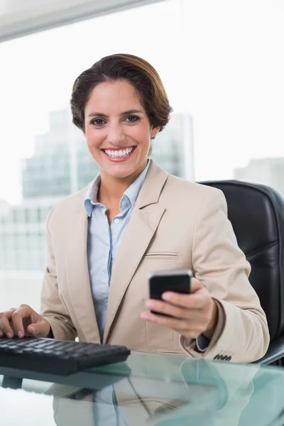 Empresária atraente sorrindo para a câmera — Fotografia de Stock