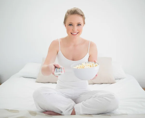 Natuurlijke lachende blonde houden externe en popcorn — Stockfoto