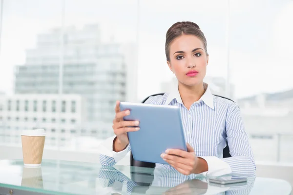 Ernstige brunette zakenvrouw bedrijf Tablet PC — Stockfoto