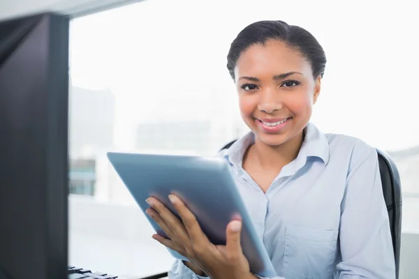 Glad ung affärskvinna med hjälp av en TabletPC — Stockfoto