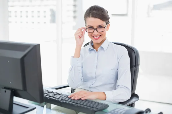 Geschäftsfrau blickt in Kamera über ihre Brille — Stockfoto