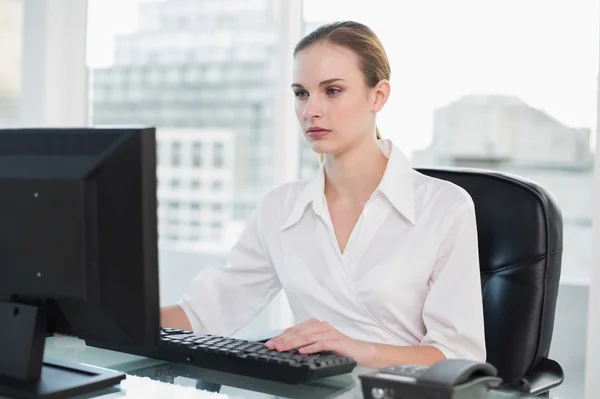 Empresária séria sentada na mesa — Fotografia de Stock