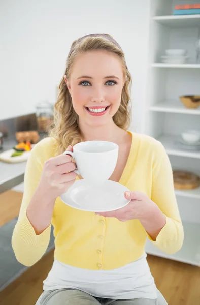 Glad söt blondin innehar en kopp — Stockfoto