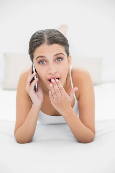 Model in witte pyjama's maken van een telefoongesprek — Stockfoto