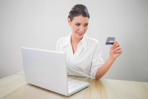 Businesswoman compras en línea usando el ordenador portátil —  Fotos de Stock