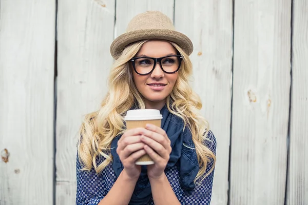 Fundersam fashionabla blondin håller kaffe utomhus — Stockfoto