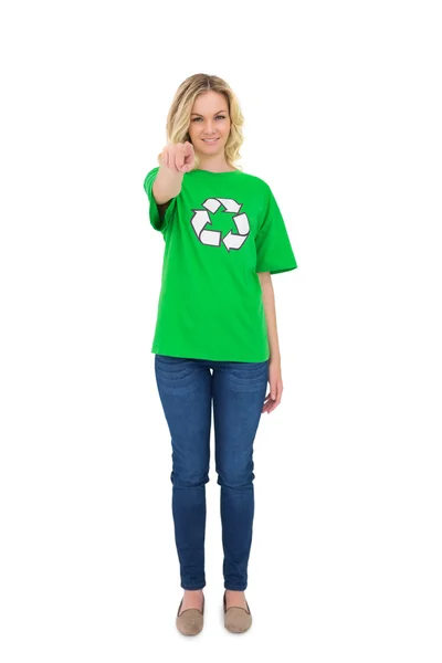 Szczęśliwy blondynka działacz ochrony środowiska, wskazując na aparat — Zdjęcie stockowe