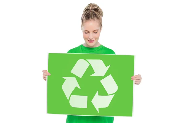 Содержательная блондинка-активистка экологического движения держит знак переработки — стоковое фото