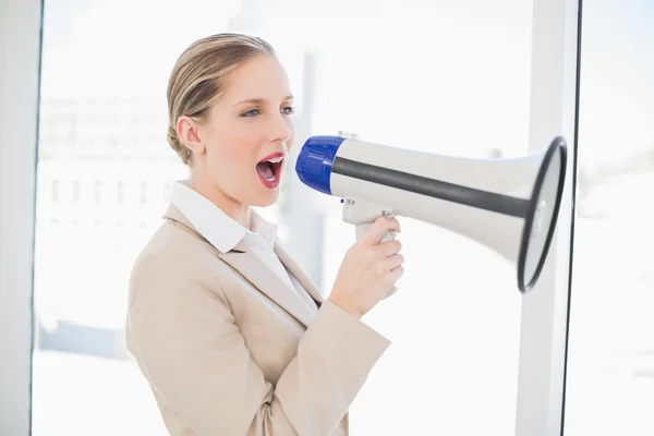 Energetische blonde zakenvrouw schreeuwen in megafoon — Stockfoto