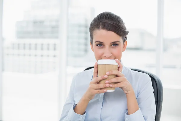 Calma mujer de negocios disfrutando de su café — Foto de Stock