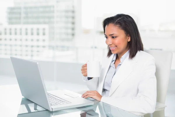 Agradable joven mujer de negocios utilizando un ordenador portátil — Foto de Stock