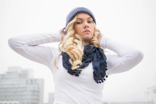 Ernstige blonde in winterkleren buitenshuis poseren — Stockfoto
