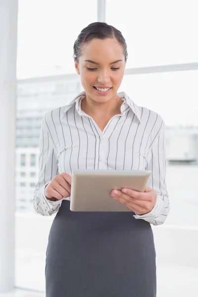 Femme d'affaires élégante en utilisant une tablette pc — Photo