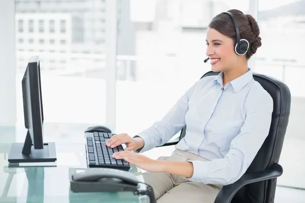 Fröhliche Bedienung mit ihrem Computer — Stockfoto