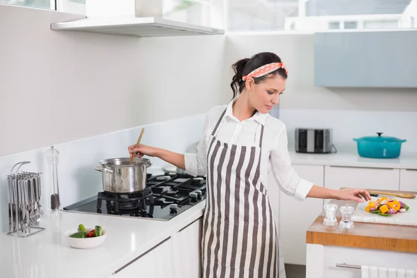 Jolie femme paisible avec tablier de cuisine — Photo