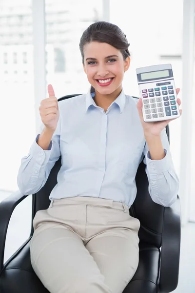 Geschäftsfrau zeigt ihren Taschenrechner — Stockfoto