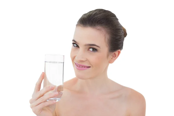Mooie model houden een glas water — Stockfoto