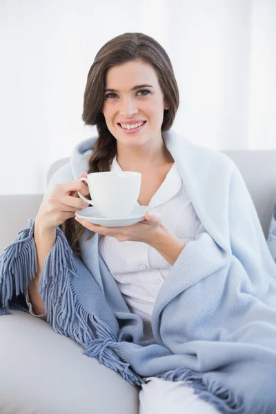 Mulher feliz de pijama branco segurando uma xícara de café — Fotografia de Stock