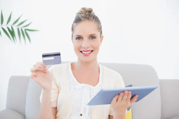 Smiling gorgeous model in white clothes shopping online — Stock Photo, Image