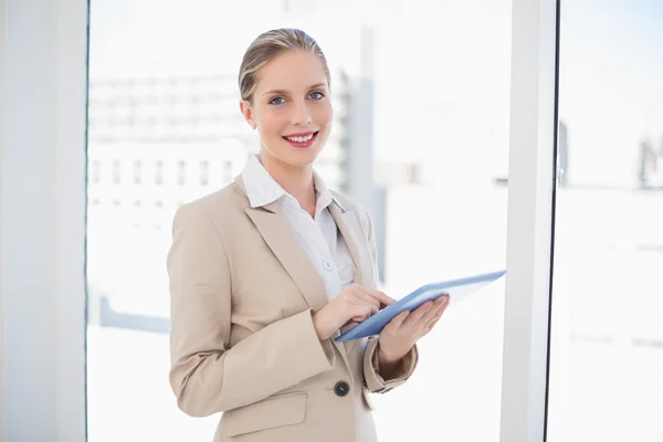 Glada blond affärskvinna med hjälp av TabletPC — Stockfoto