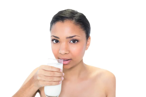 Чарівна молода модель питного молока — стокове фото