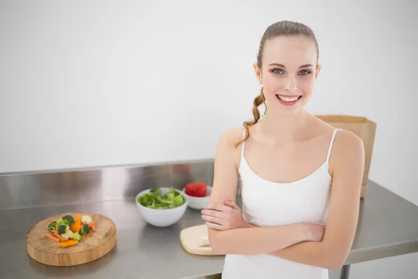 Joyeux jeune femme debout près de son comptoir — Photo