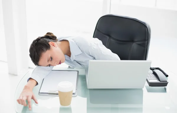 Sleepy elegante morena mujer de negocios relajarse en su escritorio —  Fotos de Stock