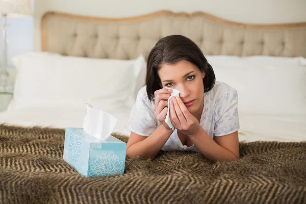 Déprimé jolie femme essuyant ses yeux avec un tissu — Photo