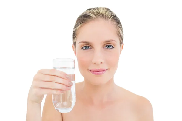 Mulher loira fresca bonita segurando um copo de água — Fotografia de Stock