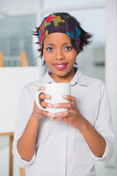 Mujer artística sosteniendo taza de café —  Fotos de Stock