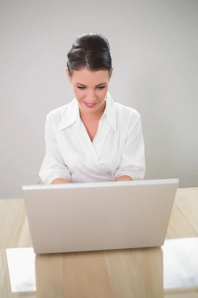Glad charmiga affärskvinna med laptop — Stockfoto