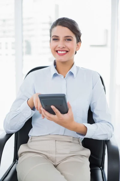 Businesswoman using a calculator — Stock Photo, Image