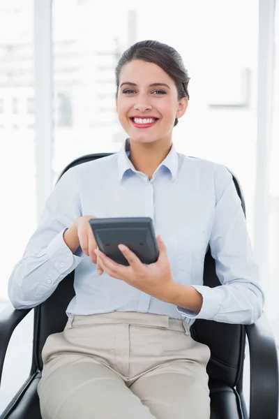 Zakenvrouw met behulp van een calculator — Stockfoto