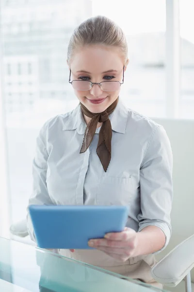 Blond innehåll affärskvinna tittar på tavlan — Stockfoto