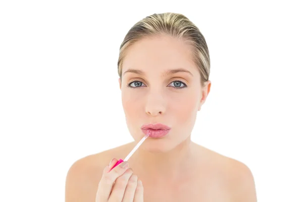 Pretty fresh blonde woman pouting and applying gloss — Stock Photo, Image