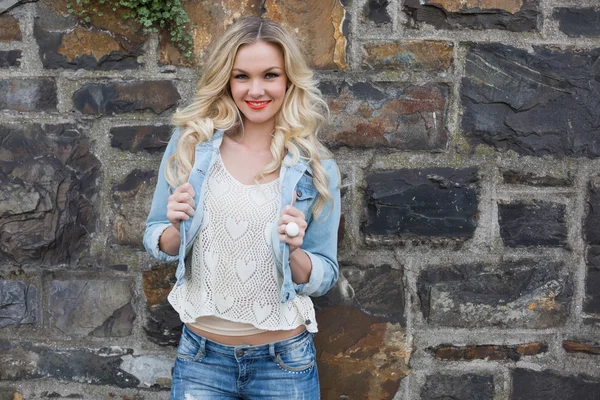 Blonde dragen kleding van het denim — Stockfoto