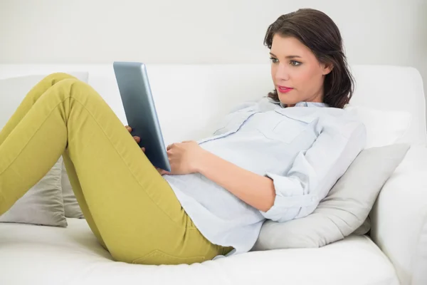 Koncentrovaný těhotná žena pomocí počítače tablet pc — Stock fotografie