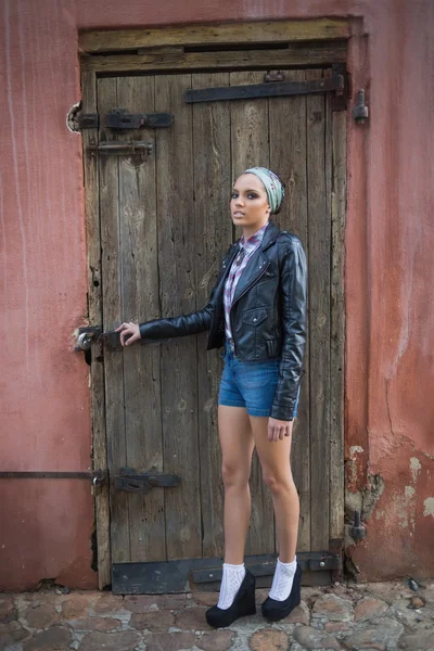 Mulher atraente com hairband posando e olhando para a câmera — Fotografia de Stock