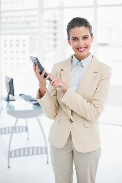 Mulher de negócios bonita usando uma calculadora — Fotografia de Stock