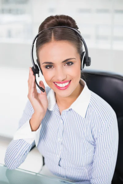 Morena mujer de negocios con un auricular — Foto de Stock