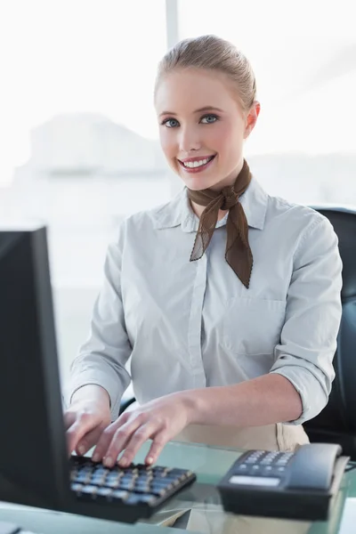 Блондинка, улыбающаяся бизнесвумен, работающая за компьютером — стоковое фото