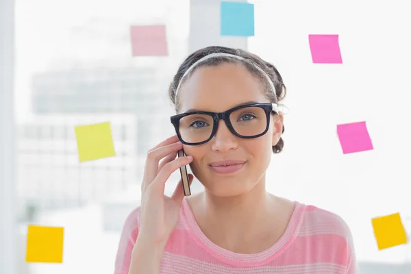 Portrait of attractive artist talking on phone — Stock Photo, Image