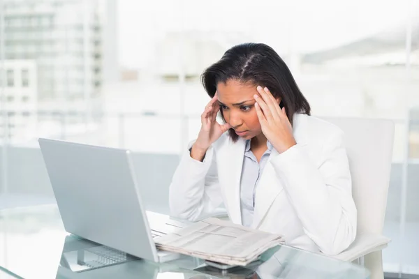 Verwirrte junge Geschäftsfrau versucht, ein Dokument zu verstehen — Stockfoto