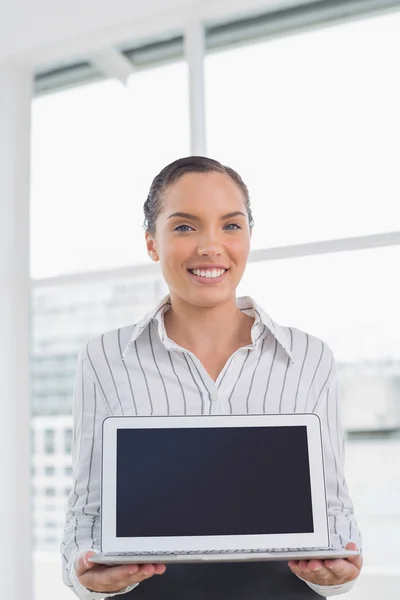 Bonne femme d'affaires debout montrant écran d'ordinateur portable — Photo