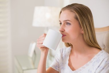 Yatak içme üzerinde oturan doğal içerik kadın