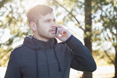 ciddi adam açık havada cep telefonunuzun