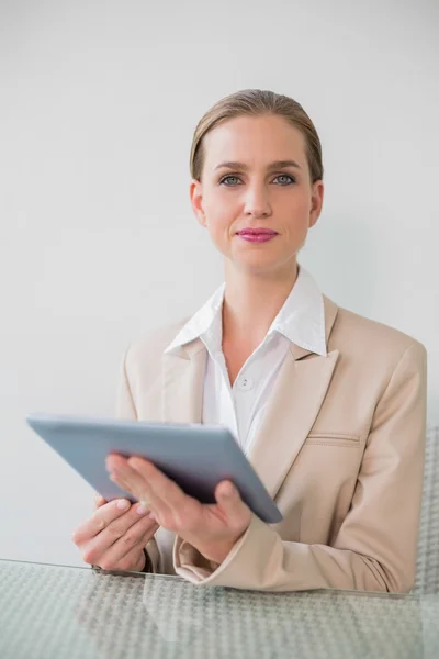 Fruncir el ceño elegante mujer de negocios usando tableta — Foto de Stock