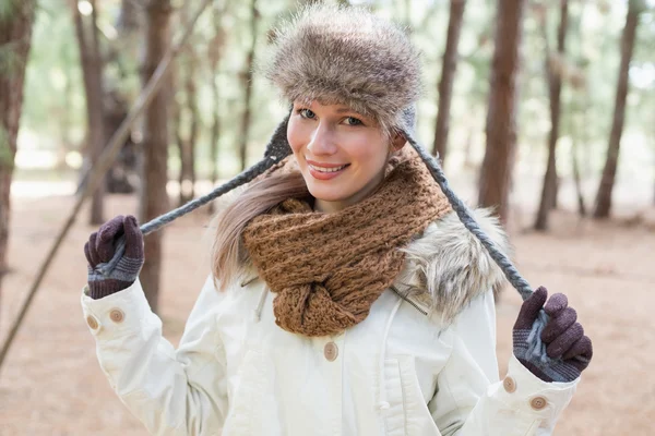 Mujer en sombrero de piel con bufanda de lana y chaqueta en el bosque — Foto de Stock