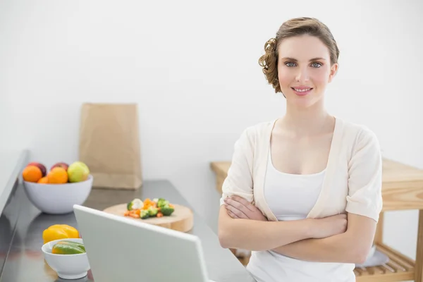 Jonge mooie vrouw poseren in hij keuken met gekruiste armen — Stockfoto